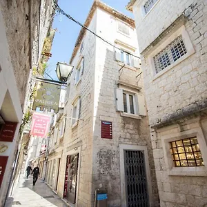 apartmani-vukman-trogir-old-town.splithotels.org/